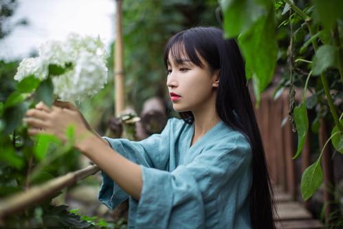 李子柒上台领奖曝真实颜值，视频中美如仙女，脱离滤镜后仙气全无
