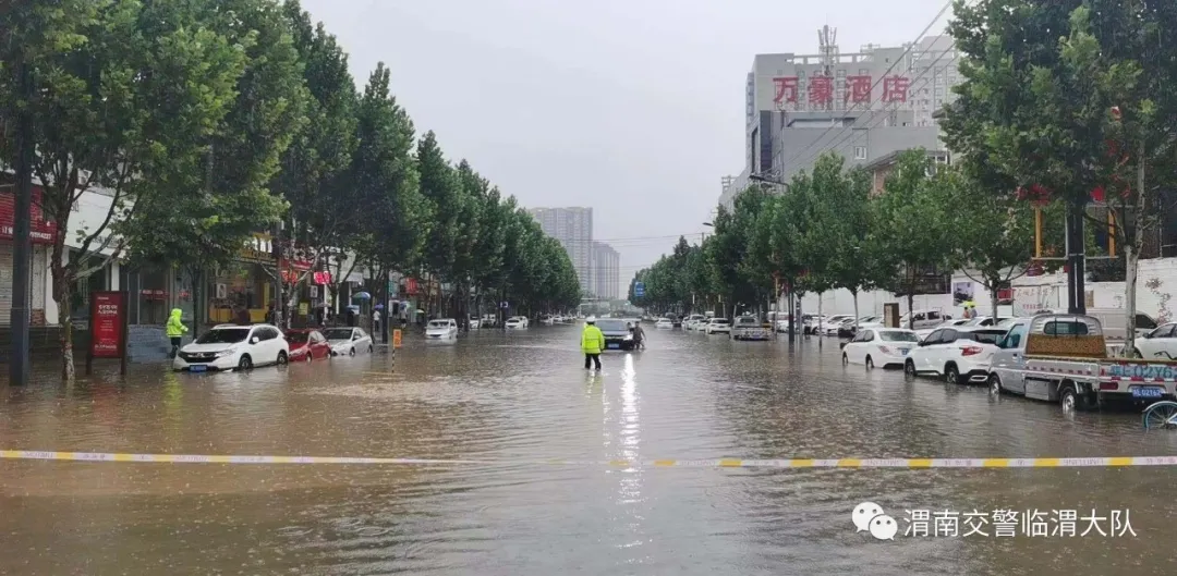 临渭交警：我为群众办实事 雨中“荧光绿” 守护群众安全行