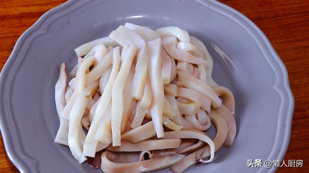 这是香酥鱿鱼条的做法，不要直接裹淀粉，这样处理一下，外壳更酥
