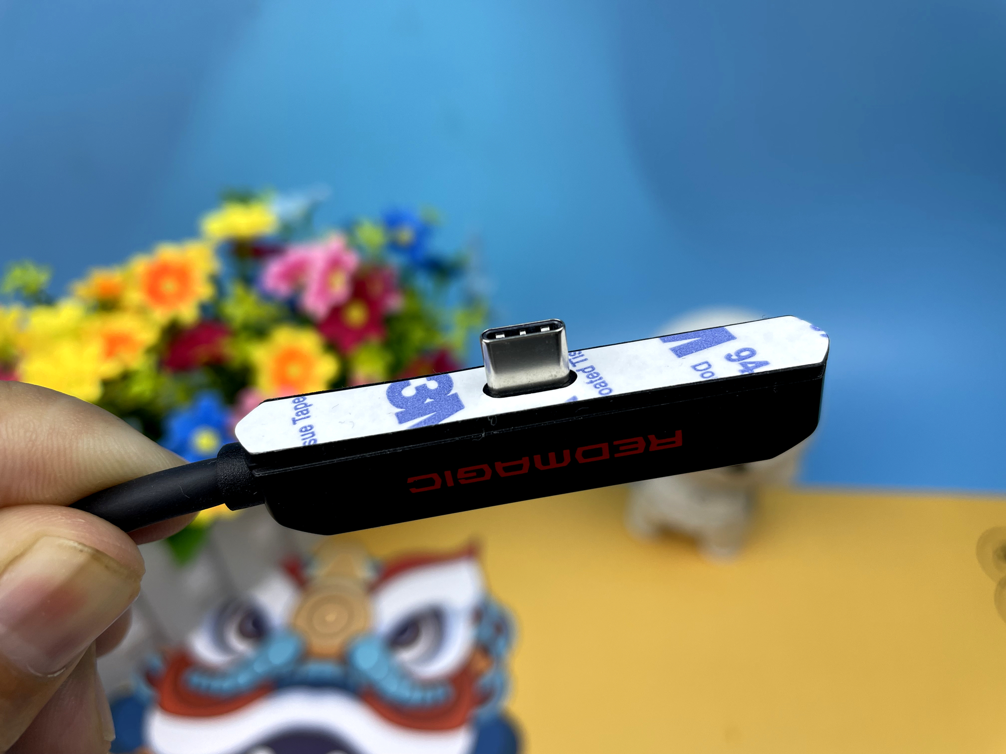 充电、投屏、听声三不误，红魔手游拓展坞