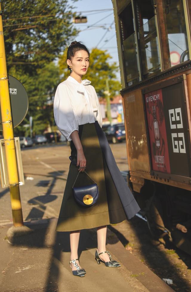 李沁七夕泪痣桃花妆造型，穿花衬衫温柔可人，莞尔一笑也太甜了