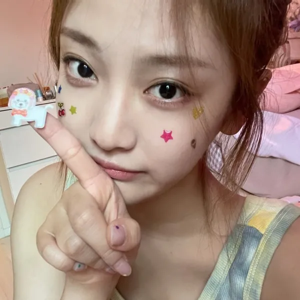 国民男团出身成员被曝脚踏两只船;aespa成员模仿JENNIE?