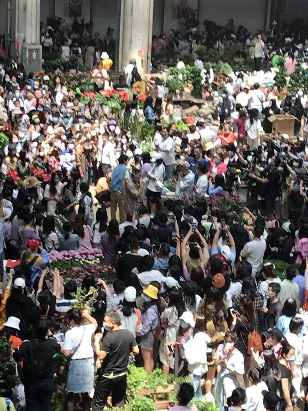 私生饭到底有多可怕？“顶流”不堪其扰，王一博多次发声抵制