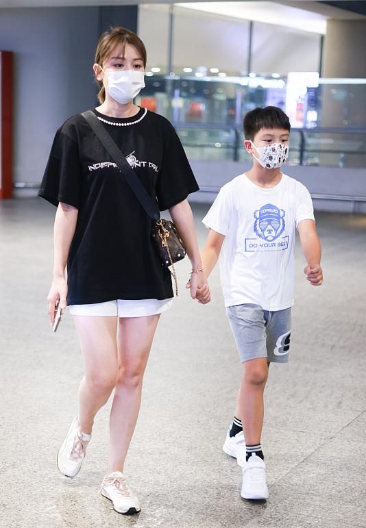 13岁森碟发育变成熟，穿粉裙首秀曲线，弟弟皮肤黢黑变阳刚大变样