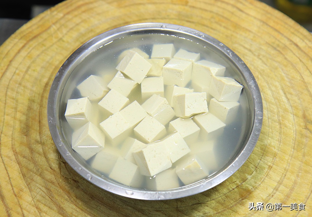 How to fry tofu in a nonstick pan without breaking, the chef shares