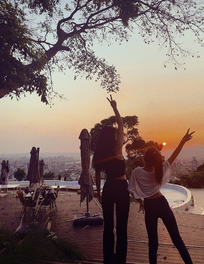 曹格11岁女儿近照：对镜头比耶活力足，腿长惊人继承妈妈的好身材