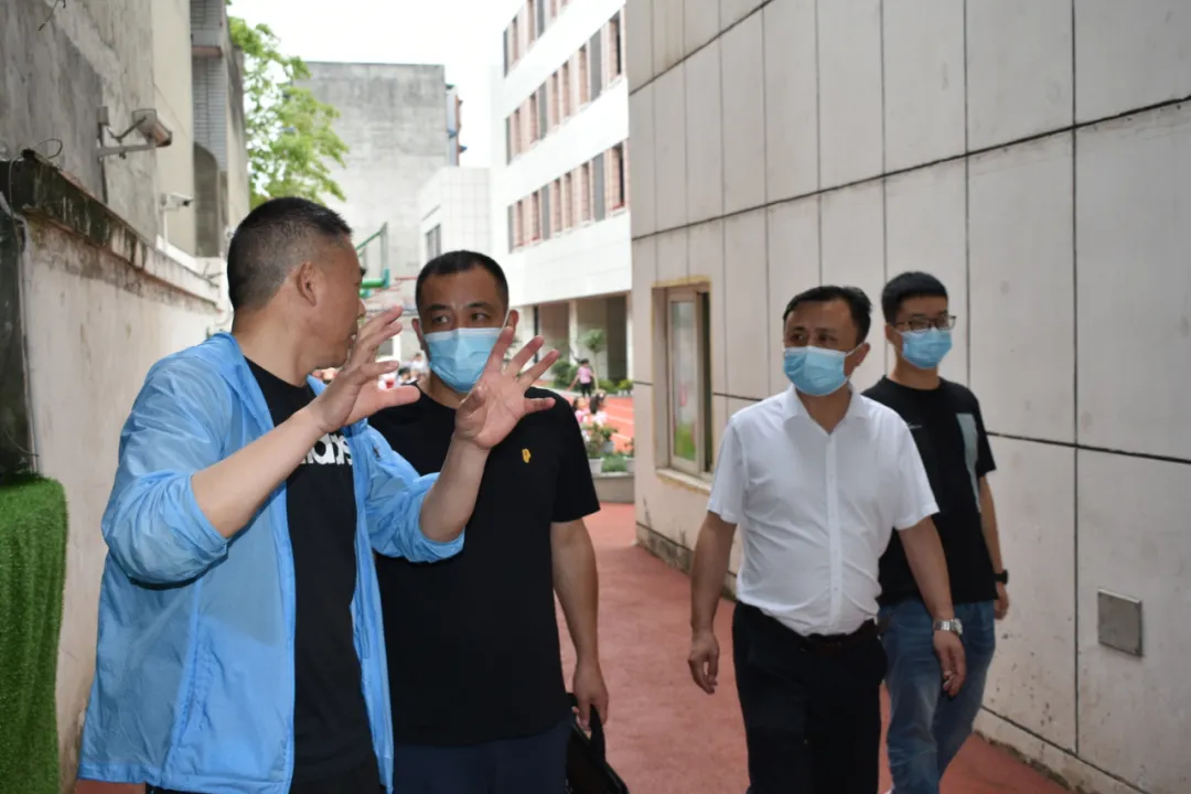 成都市双流区实验小学东区「领导视察」节约每滴水 造福你我他