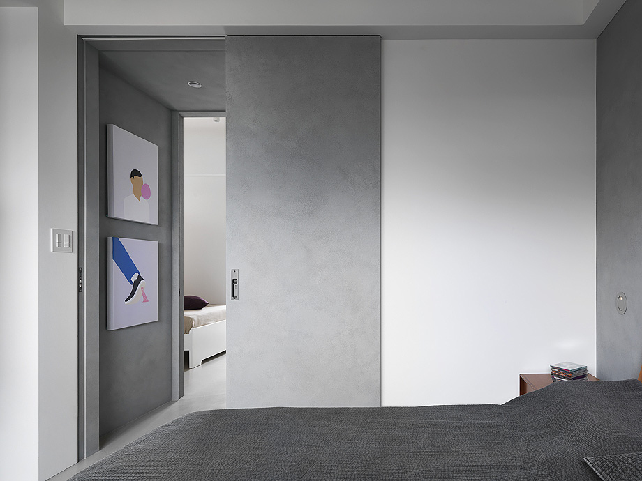 一枝傲梅冷寒中，木顶皮椅点褐红，119 m²极简公寓