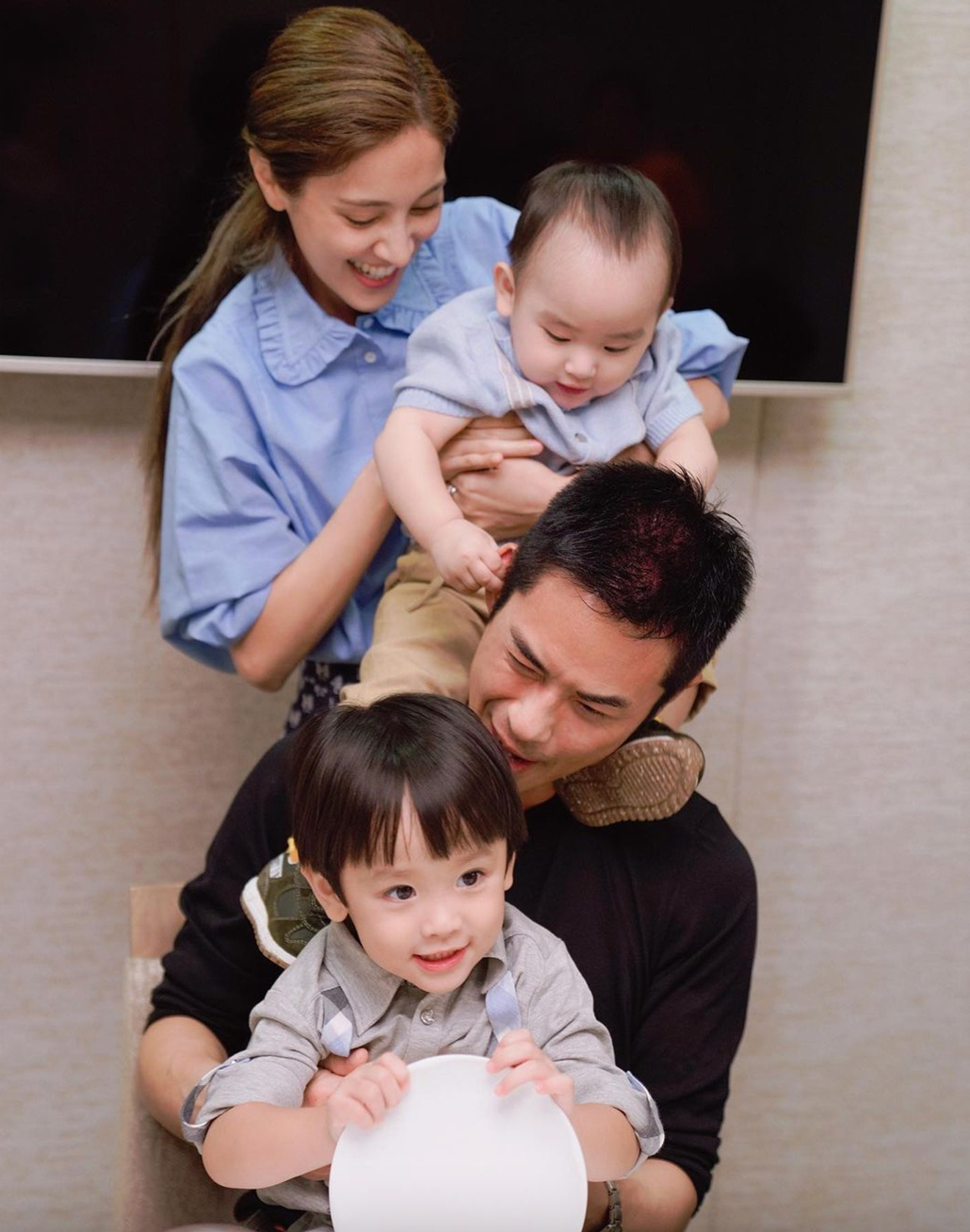 陈凯琳为郑嘉颖和爸爸庆生，小儿子长得像外公，隔代遗传又显灵了