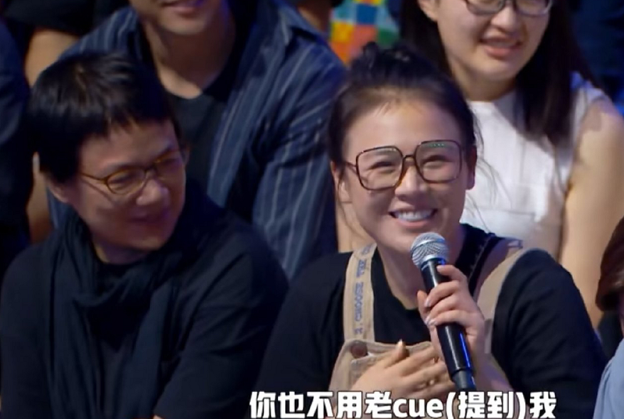 马思纯现身《脱口秀大会》观众席，素颜出镜略显害羞，笑容太治愈