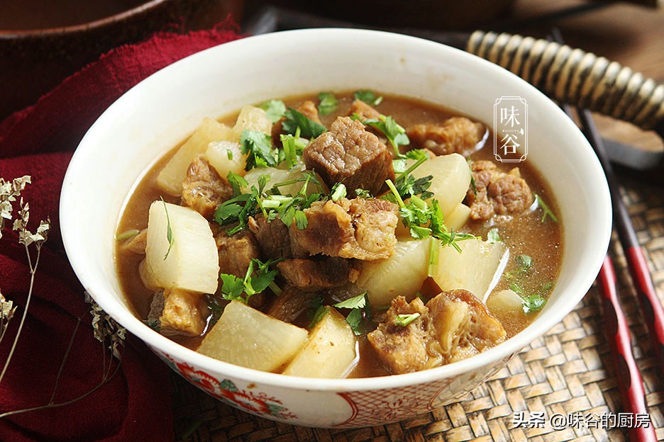 天越冷越要吃這肉，簡單燉一鍋，營養美味又暖胃，貴點也值得
