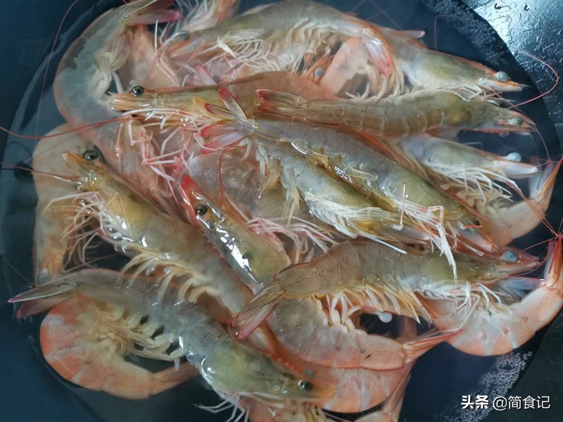 水煮蝦，冷水煮還是熱水煮？ 大廚教你正確做法，蝦肉細嫩，還不腥