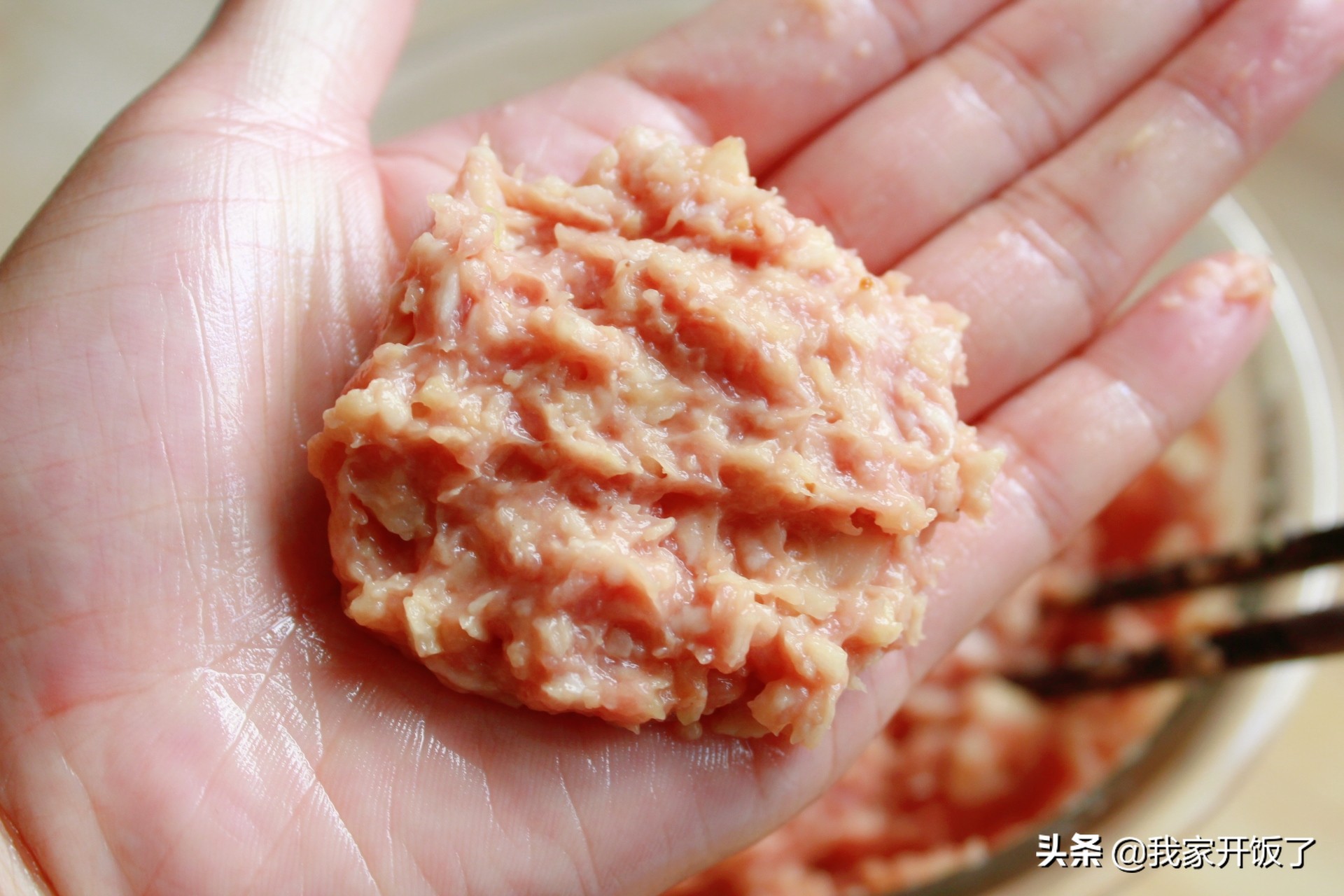 秋天莲藕最鲜，别凉拌了，做成藕饼抢着吃，香脆可口，好吃又滋补