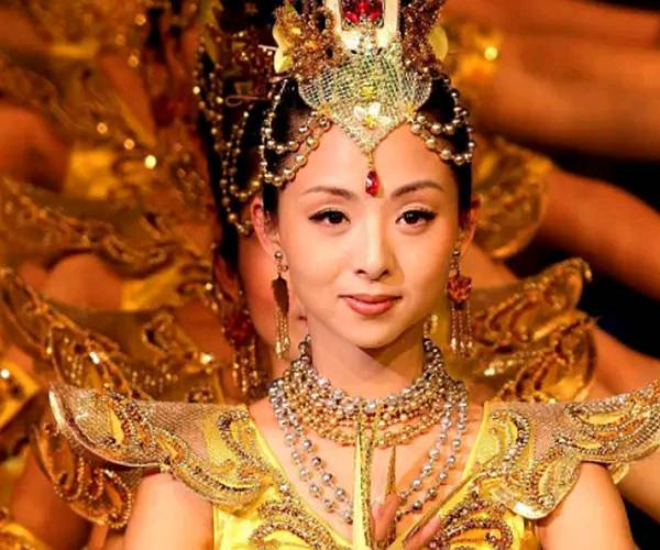 还记得“千手观音”里的聋哑领舞吗？被富商苦追8年，现状如何了