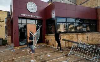 美国警察暴力执法：跪压黑人男子8分钟致死，脚