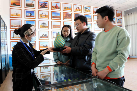 甘肃省民勤县：春节假日 沙漠雕塑国际创作基地迎来旅游高峰
