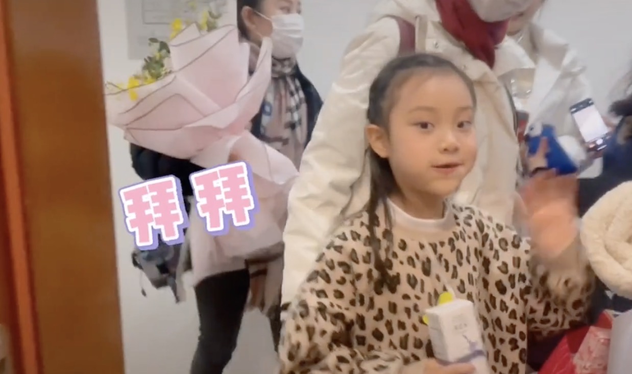 李小璐晒女儿钢琴演出花絮视频，甜馨安吉同框，男帅女靓超养眼