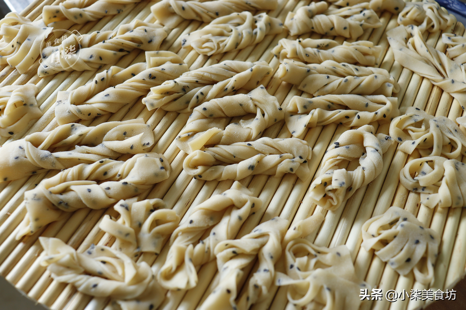 過年教你炸麻葉，學會一個和麵小技巧，一捏酥得掉渣，小時候味道