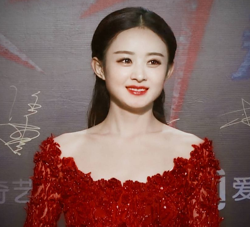 同是穿红裙：杨幂最有女人味，赵丽颖最甜美，迪丽热巴惊艳了时光
