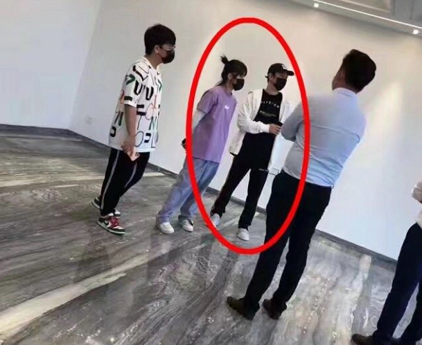 网曝王思聪没有给女友买房，送的戒指遭网友吐