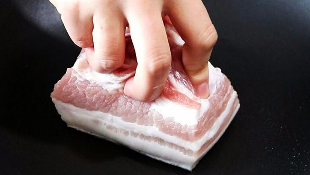 五花肉不要再红烧了，拿绳子捆起来，咸香不腻，我家一周吃5次