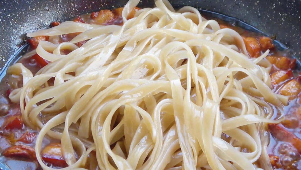 Pork stewed vermicelli, it's too cool to eat in cold weather, there is not even the soup left on the table, simply stewing a pot is not enough
