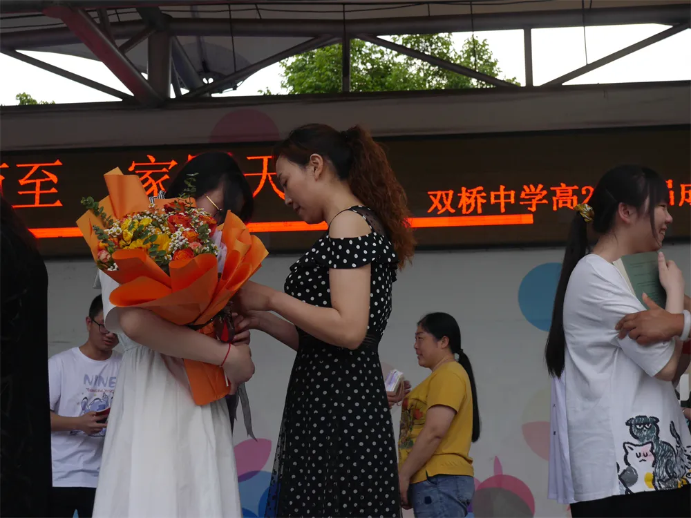 重慶市雙橋中學(xué)怎么樣?18歲成人禮隆重舉行(圖6) 重慶市雙橋中學(xué)怎么樣?18歲成人禮隆重舉行(圖6)