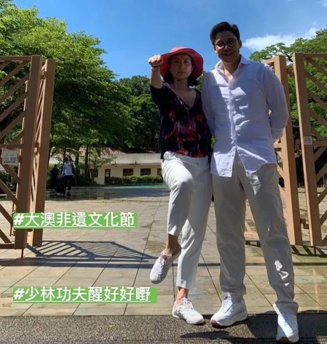 霍啟剛夫婦十指緊扣出席首映禮超甜蜜，郭晶晶笑容燦爛幸福難掩