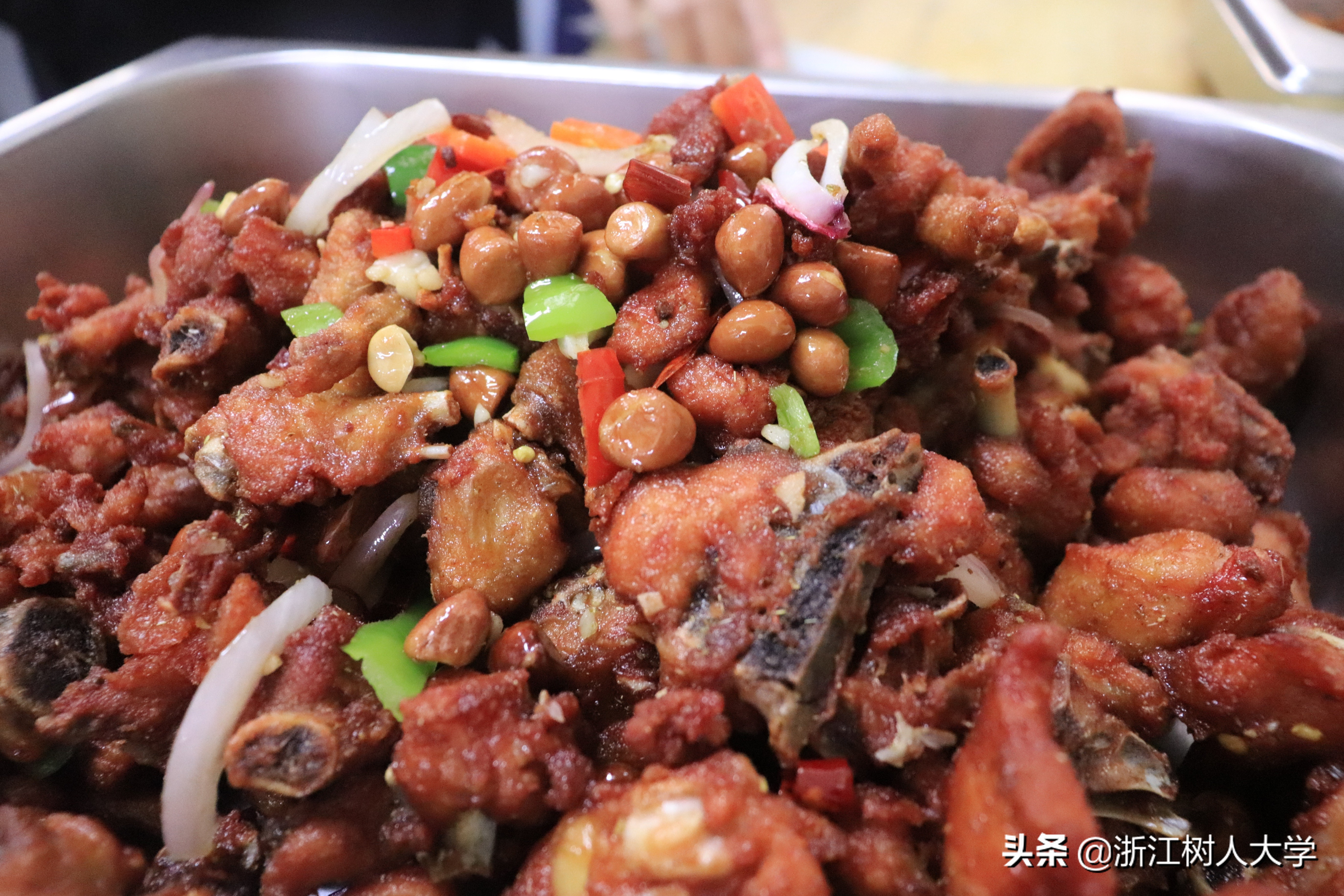 糖醋里脊、葡萄鱼、辣子鸡！刚毕业，就有点想念母校的食堂了
