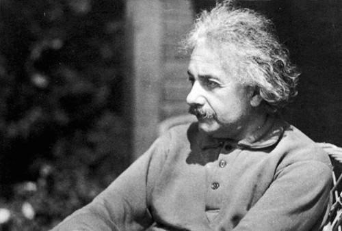 她是克格勃女特工，爱因斯坦被她迷倒，甘愿提供原子弹核心资料