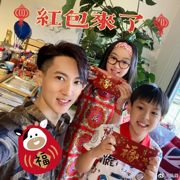 吳尊大家族過元宵發紅包，豪車旁舞獅放鞭炮，豪宅餐廳容納30人