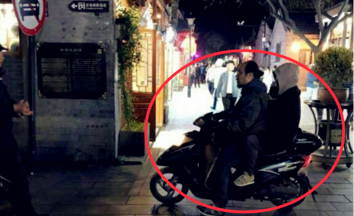 窦靖童垃圾桶旁吃路边摊，素颜出镜接地气，与李嫣形成鲜明对比
