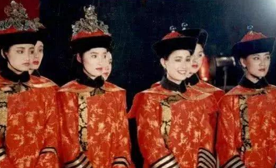 30年前王祖贤旧照中，身后微不足道的群演，如今成了著名女星