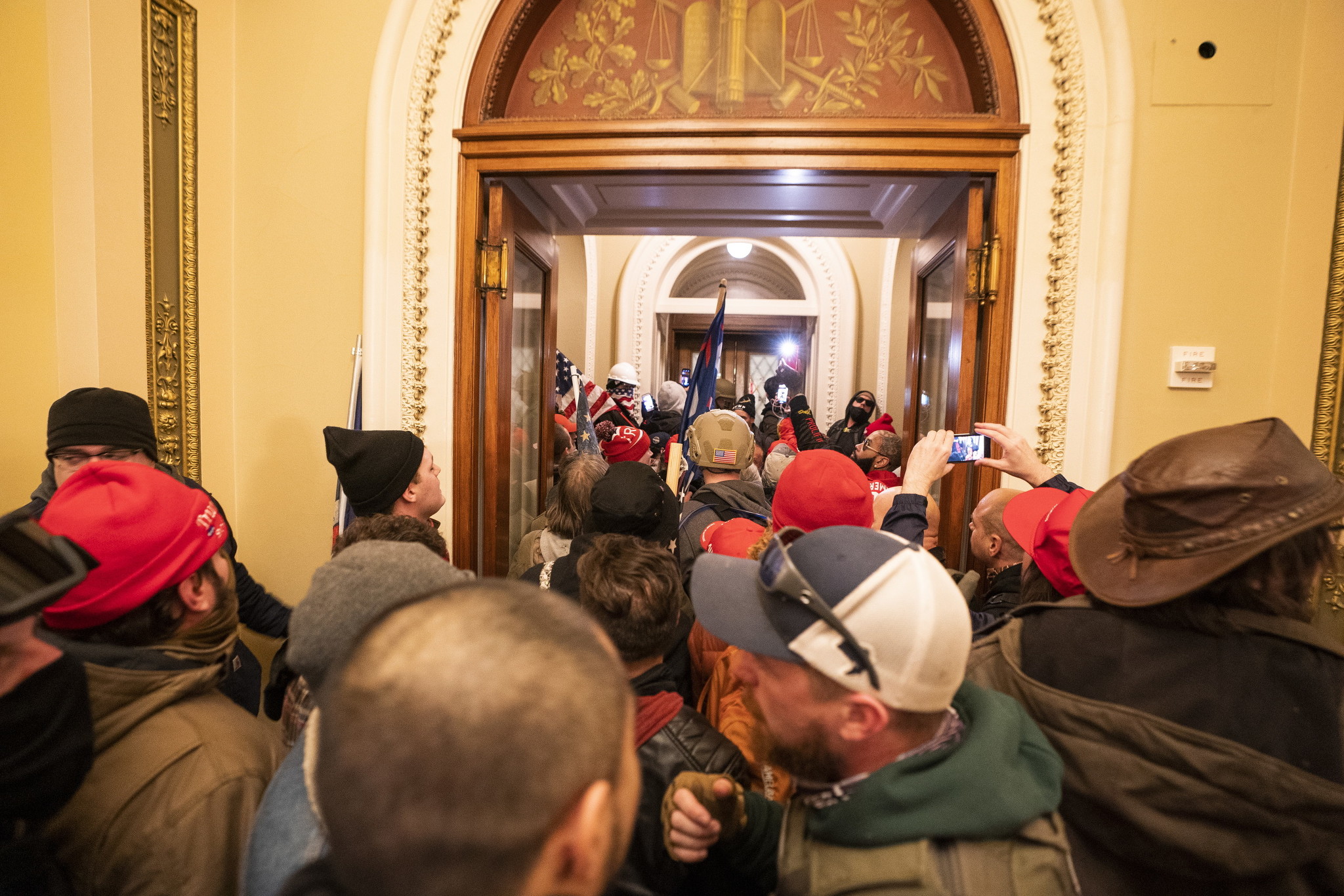 美國�淪陷�，可以定特朗普叛國罪了？ 解除職務趕下台可行嗎？