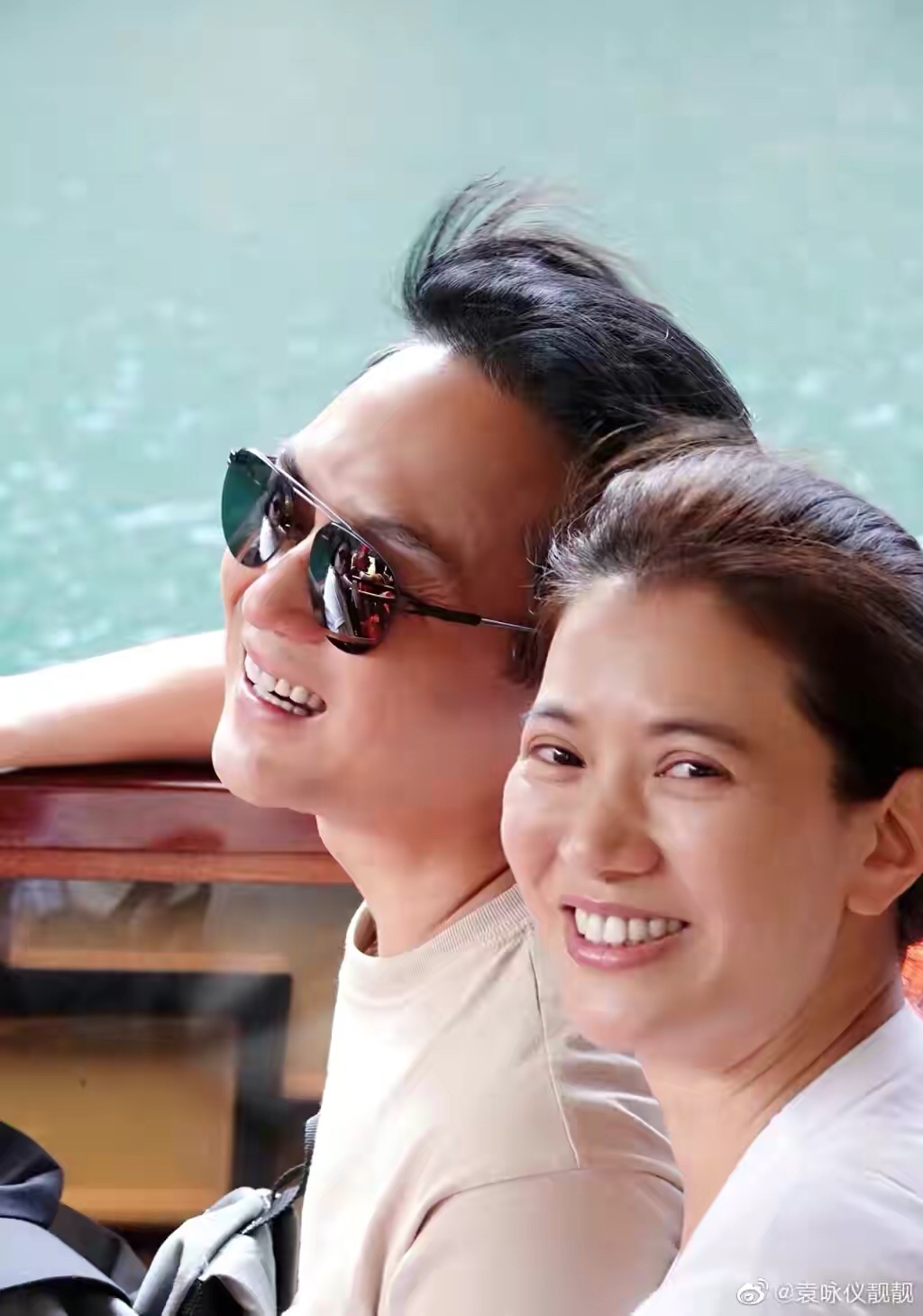 偶遇袁咏仪一家三口逛街，张智霖被赞亲民，魔童见镜头挥手打招呼