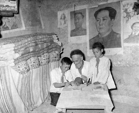 新疆老人當了17年野人，解放後擁有土地，見到毛主席想要條絨布