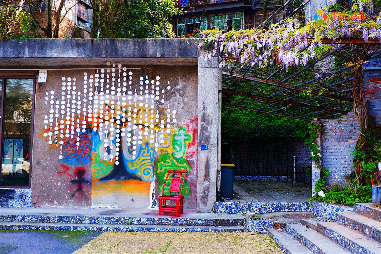 被电影带火的重庆，和易烊千玺铜像拍照都得排队，太魔幻了