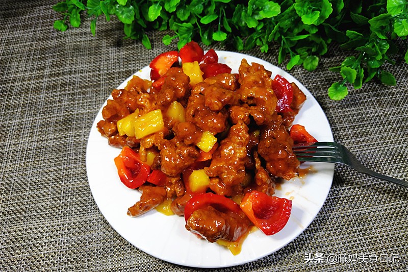 The pineapple sweet and sour pork is done in this way, the cost is low, the time is short, the key taste is authentic, share my specialty