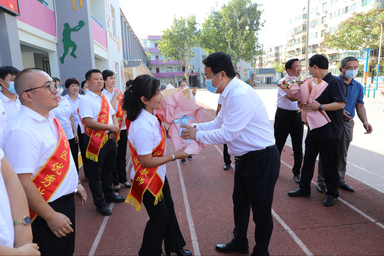 叢臺區(qū)永安中學慶祝第37屆教師節(jié)(圖3)