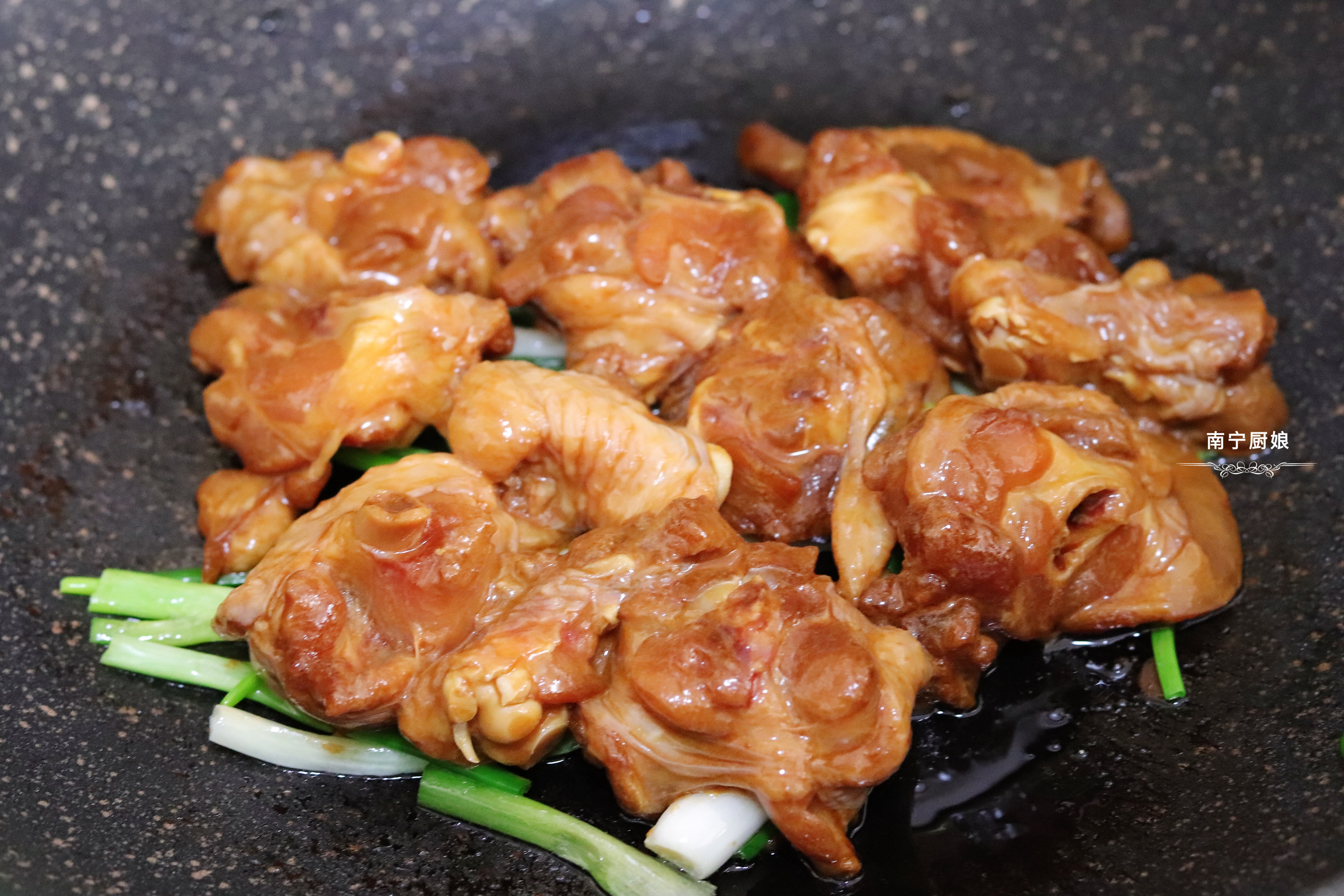 把4个鸡腿丢进锅里简单一焖，出锅变美味，一个人吃完一锅不过瘾