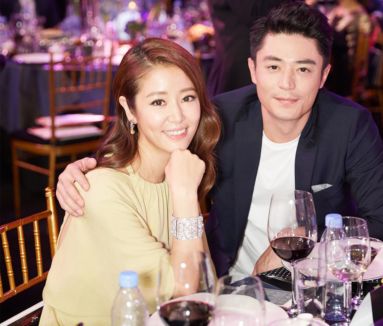 林心如夫妇被拍，霍建华变化大，看人的眼神好