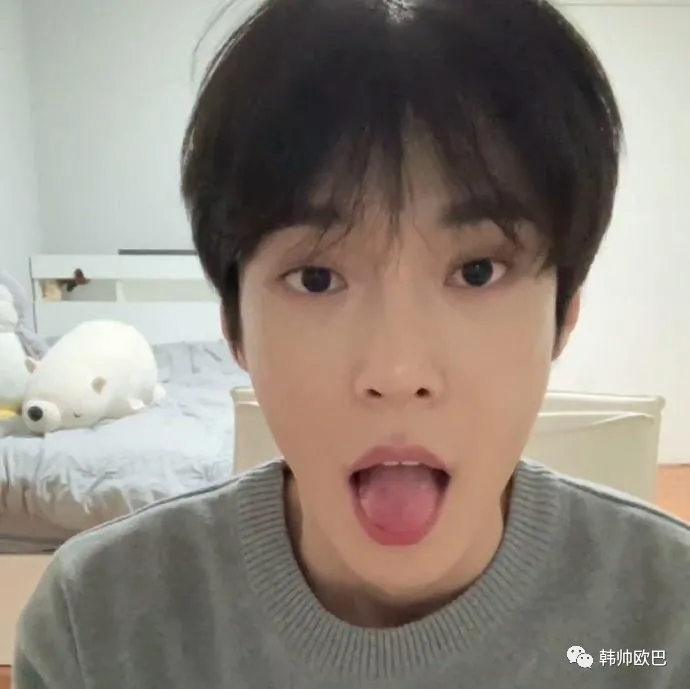 昨晚直播中美貌大发的这位男团爱豆,侧脸曲线也太鲨了