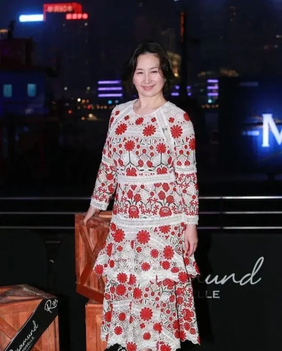 赌王千金何超琼罕现身，曾被评为香港女首富，合照却只能站边角？