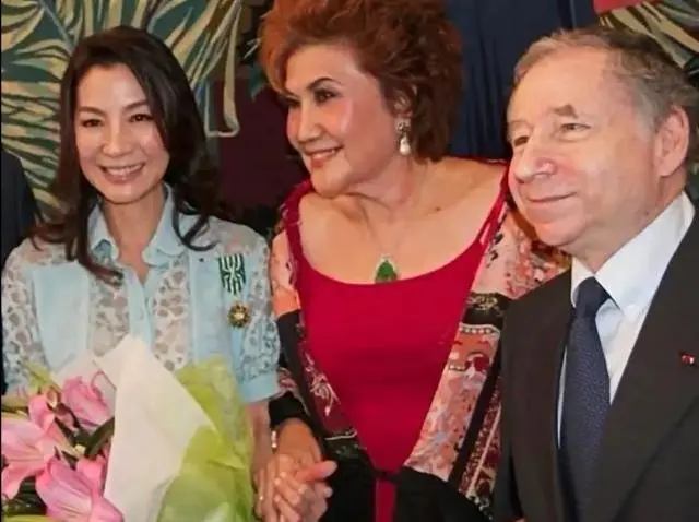 57岁杨紫琼罕见晒家庭照，网友却误把杨紫琼老公与丈母娘当夫妻？