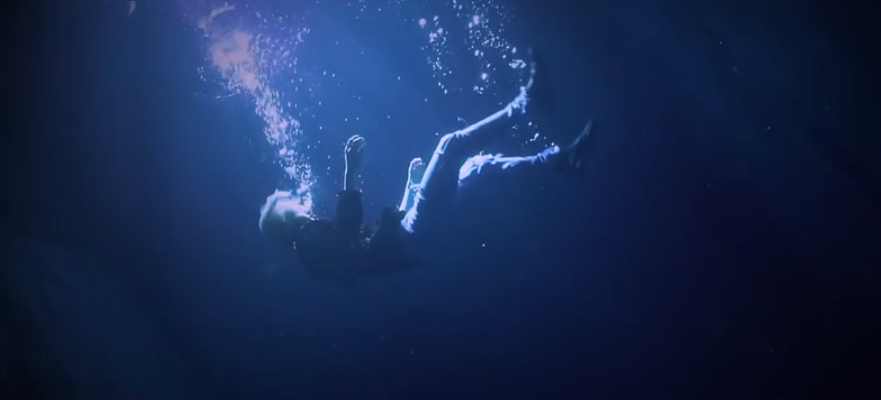 难怪韩团MV精致华丽：下水拍5小时只截取一秒镜头，艺人险溺水