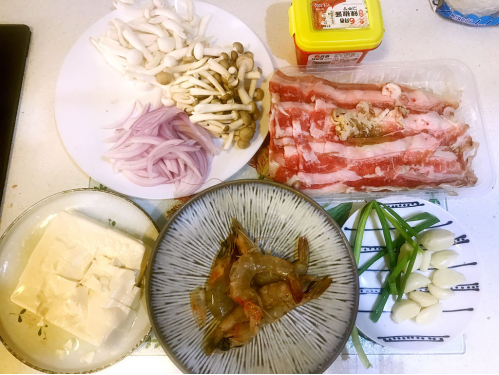 紧实的牛肉搭配嫩滑的豆腐，满满一锅汤，暖心又暖胃