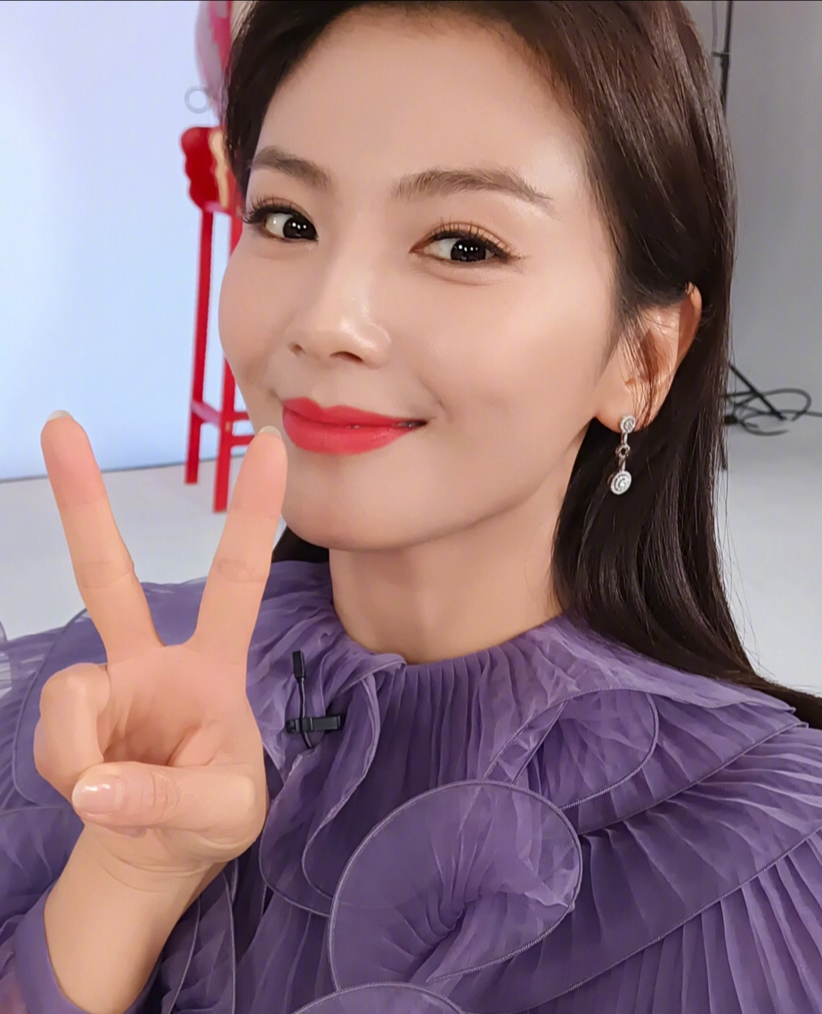 42岁刘涛晒婚纱照，腰围瘦到快比脸小，白纱却意