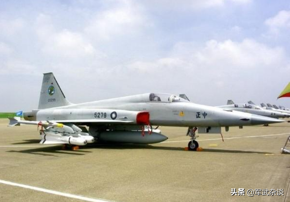 突发，台空军2架F-5E战斗机相撞坠毁，飞行员1重伤1失踪
