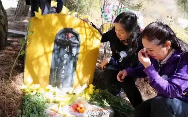 1986年老山战场照《死吻》：那名救护队女战士张茹，后来怎样了