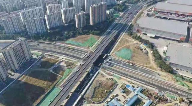 苏州一条不到15千米的道路改建工程，工期3年，建4年还未全线通车